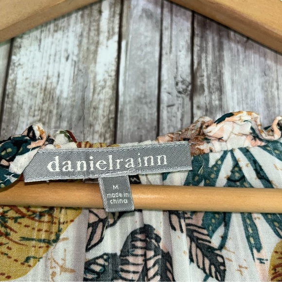 Daniel Rainn Liona Leaf Print Sleeveless Blouse - Picture 7 of 7